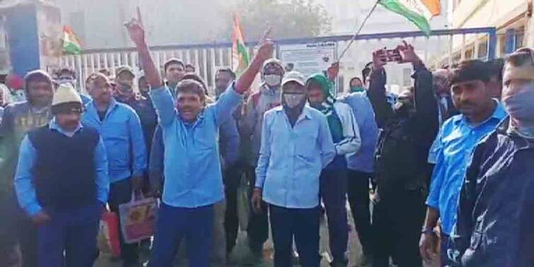 12 workers were laid off and protests were staged at a private fertilizer factory in Haldia Haldia: সপ্তাহের শুরুতেই ১২ ঠিকা শ্রমিককে ছাঁটাই, হলদিয়ার বেসরকারি সার প্রস্তুতকারী কারখানায় বিক্ষোভ