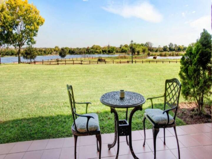 रिपोर्ट्स के मुताबिक, टीम इंडिया पहले टेस्ट से पहले Irene Country Lodge में ठहरी है. लॉज में कोरोना महामारी की एंट्री को रोकने के लिए सख्त नियम लागू किए गए हैं. Irene Country Lodge में बायो बबल लॉकडाउन लागू हो गया है. ऐसा क्रिकेट साउथ अफ्रीका के निर्देश के बाद किया गया है.