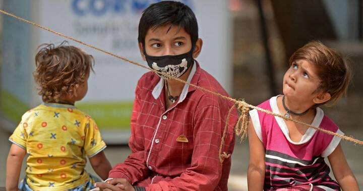 झारखंड - अनाथ बच्चों की देखभाल करने वाले को हर महीने प्रोत्साहन राशि दी जाएगी. साथ ही बच्चों को बाल तस्करी से बचाने के लिए सभी जिलों में चाइल्ड केयर हेल्पलाइन जारी की गई है.