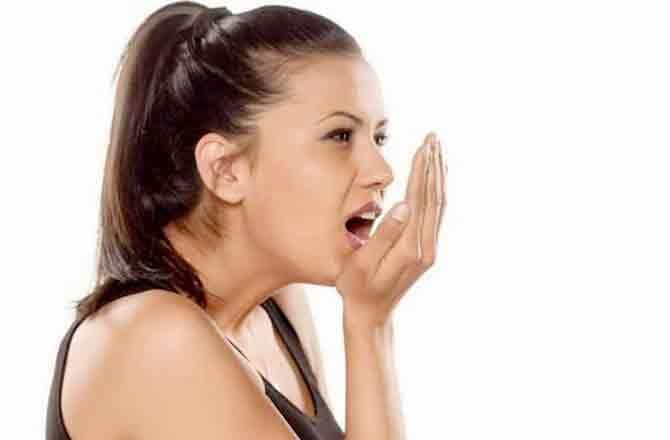 Bad breath is a sign of ill health Bad Breath: सांसों से आ रही बदबू, बॉडी में कहीं ये बीमारी तो नहीं पनप रहीं