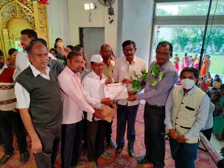 याच पार्श्वभूमीवर लग्नाच्या माध्यमातूनही वेगळा संदेश देण्याचा प्रयत्न केला गेला. महेश रोकडे यांच्यासह आरोग्य सभापती सूरज सातव यांच्या हस्ते स्वच्छतादूत प्रमाणपत्र आणि देशी वृक्ष भेट देत सचिन खोरे व कुटुंबियांचा सत्कार केला गेला.