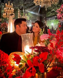 Sakshi-Dhoni Romantic: भरी महफिल में पत्नी साक्षी के साथ रोमांटिक दिखे M.S. Dhoni, पहली बार दिखा कैप्टन कूल का ऐसा अंदाज