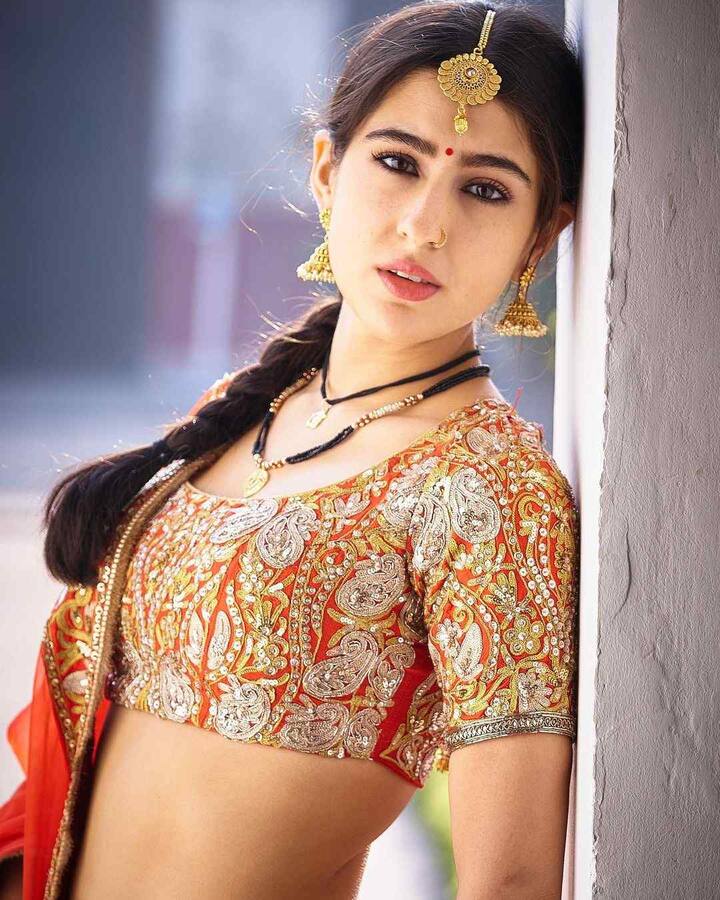 यामध्ये ती ऑरेंज रंगाच्या लेहेंग्यामध्ये सुंदर दिसतेय. (सौजन्य - सारा अली खान इंस्टाग्राम)