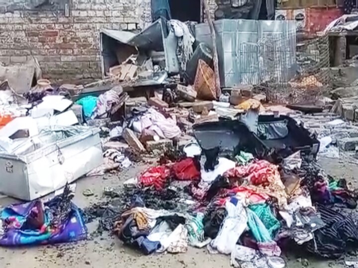 Gopalganj News: नाबालिग का एकतरफा प्यार, लड़के के ‘पागलपन’ से गुस्साए ग्रामीणों ने घर से सामान निकालकर लगा दी आग