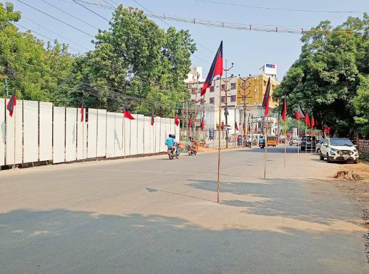 DMK flag poles dug in the road in Trichy திருச்சியில் தெறிச்சியோடிய முதல்வர் உத்தரவு: சாலை நடுவே திமுக கொடிகள்... எப்போ காவு வாங்குமோ?