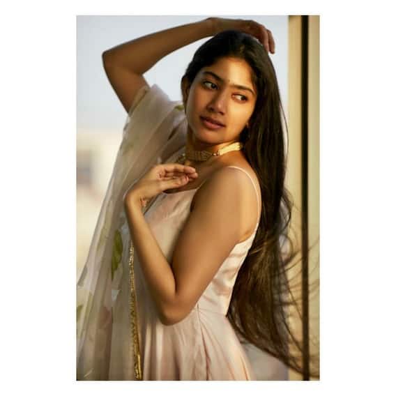 ట్రెడిషనల్ లుక్ తో కట్టిపడేస్తోన్న సాయిపల్లవి..