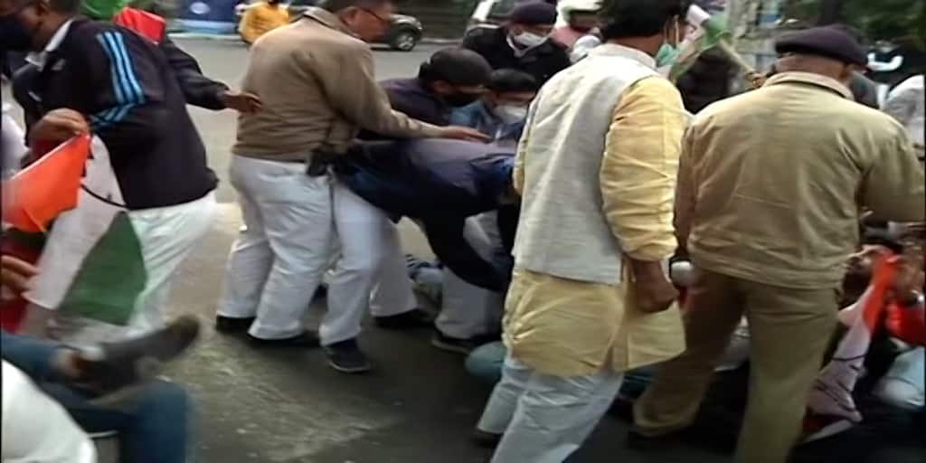 KMC Election 2021: ভোট দিতে গিয়ে আক্রান্ত হলেন ভোটারও, দিনভর অশান্তি শহর জুড়ে KMC Election 2021: As violence erupts voter gets injured oppositions blame TMC KMC Election 2021: ভোট দিতে গিয়ে আক্রান্ত হলেন ভোটারও, দিনভর অশান্তি শহর জুড়ে