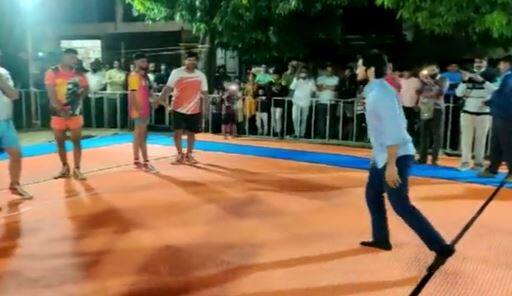 कोल्हापूर दक्षिणचे आमदार ऋतुराज पाटील कबड्डीच्या मैदानात उतरले.