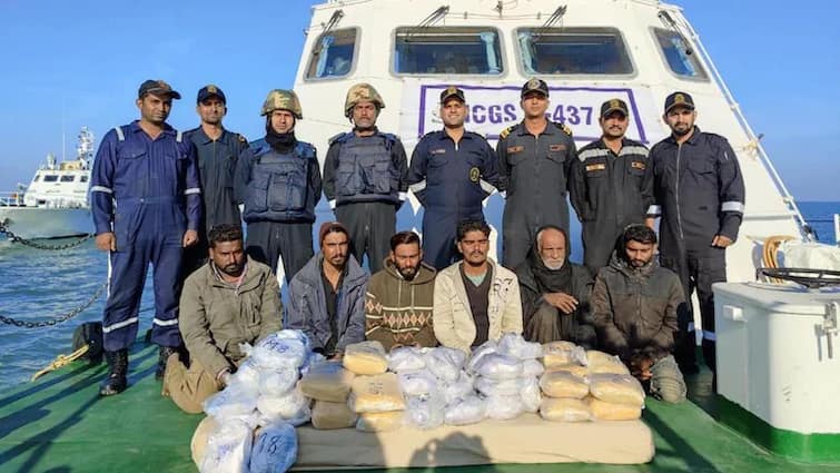 Heroin Worth Rs 400 Crore Seized From Pak Boat Off Gujarat Coast; 6 Crew Members Apprehended Heroin Worth Rs 400 Crore Seized From Pak Boat Off Gujarat Coast; 6 Crew Members Apprehended