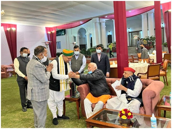 Mulayam-Bhagwat Meeting: एक सोफे पर बैठे दिखे 'भागवत-मुलायम', यूपी कांग्रेस ने कहा- नई सपा में 'स' का मतलब 'संघवाद'