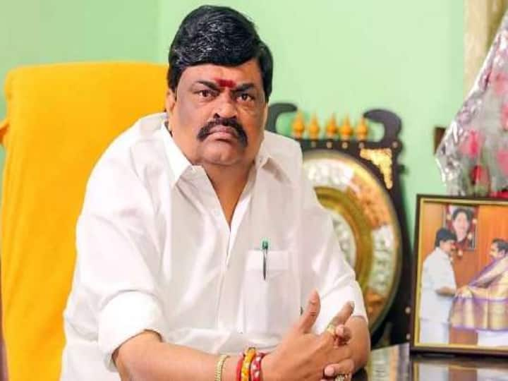 AIADMK Former Minister Rajendra Balaji was seen alternately in different cars - Says virudhunagar police Rajendra Balaji: ராஜேந்திரபாலாஜியின் தலைமறைவு இதற்காகத்தான்..!? நாளை முடியுமா இந்த நாடகம்? என்ன நடக்கிறது?