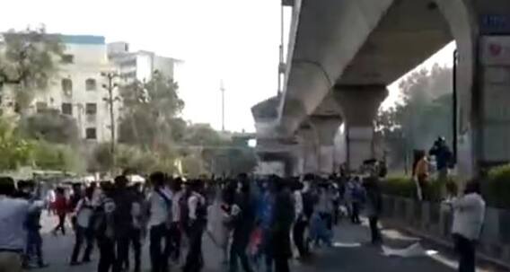 హైదరాబాద్ లో వాహనాలపై విద్యార్థుల దాడి..