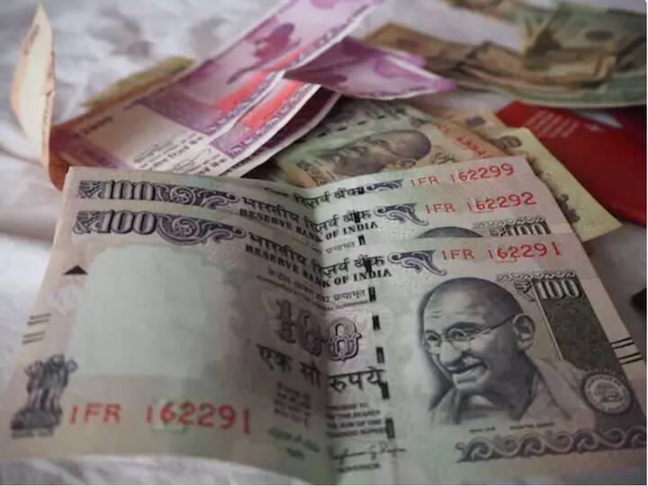 तुम्ही UIDAI ची ऑफिशियल वेबसाईट uidai.gov.in मार्फत आपल्या आधार कार्डावरील जन्म तारिख बदलू शकता. परंतु, त्यासाठी काही नियमांचं पालन करणं गरजेचं आहे. जाणून घ्या तुम्ही किती वेळा आधार कार्डावरील जन्मतारिख बदलू शकता त्याबाबत...