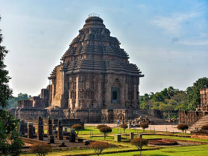 साम्बा ने इस मूर्ति को मित्रवन में एक मंदिर में स्थापित कर दिया. तभी से ये स्थान पवित्र माना जाने लगा. ये मंदिर दो भागों में बंटा हुआ है. जिसमें पहले भाग नट मंदिर में सूर्य की किरणे पहुंचती हैं. वहीं, मंदिर में एक कलाकृति में इंसान हाथी और शेर से दबा है जो कि पैसे और घमंड का घोतक है.