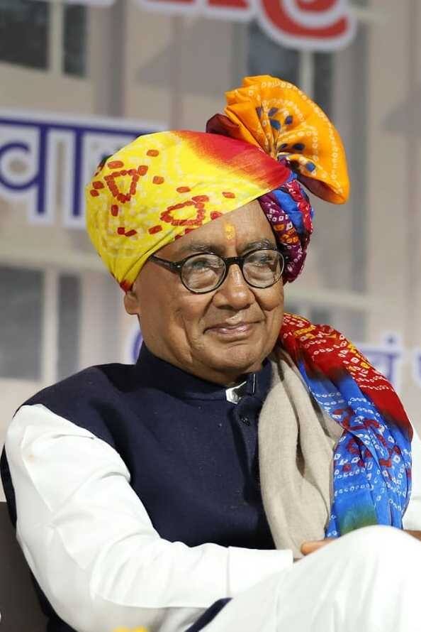 दिग्विजय सिंह मध्यप्रदेश में राघवगढ़ रियासत से ताल्लुक रखते हैं. उनके पिता स्व बालभद्र सिंह इस रियासत के शासक थे. दिग्विजय सिंह की पत्नी का राजघराने से कोई संबंध नहीं है. वह पेशे से पत्रकार रही हैं. अमृता दिग्विजय सिंह की दूसरी पत्नी हैं. पहली पत्नी का निधन हो चुका है.