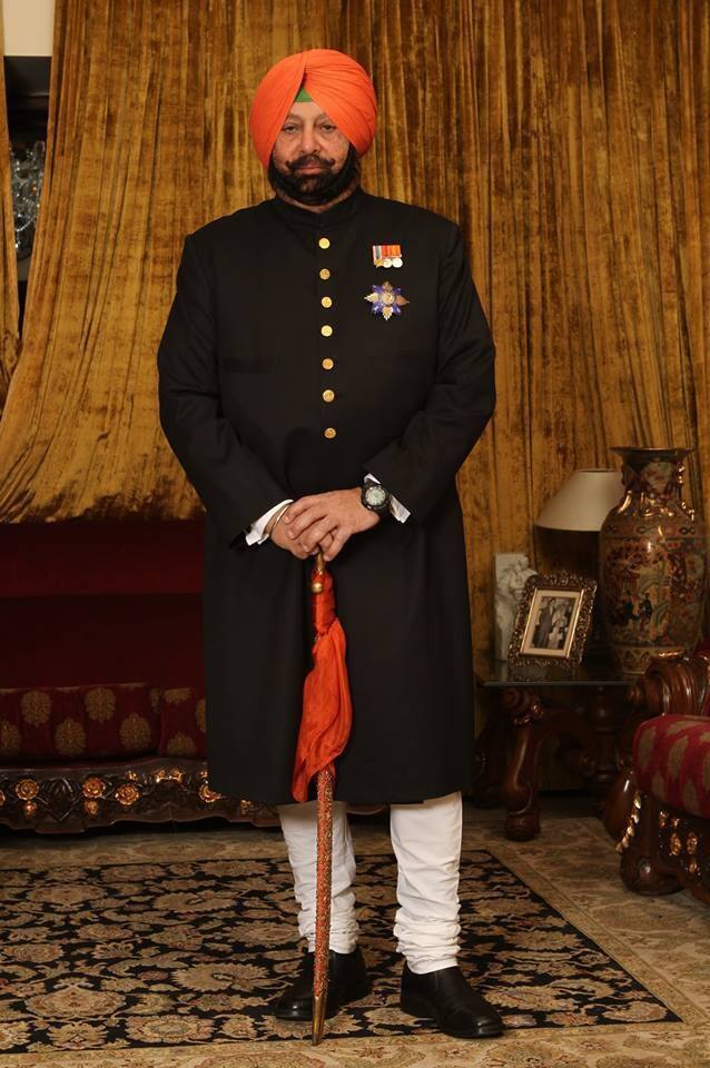 पंजाब के मुख्यमंत्री रह चुके कैप्टन अमरिंदर सिंह पटियाला राजपरिवार से संबंध रखते हैं. अमरिंदर सिंह ने भी राजघराने से बाहर शादी की है. उनकी पत्नी परनीत कौर के पिता प्रशासनिक अधिकारी थे.