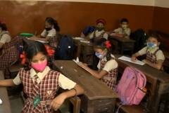 Reality Check: क्या Mumbai के स्कूलों में हो रहा कोरोना नियमों का पालन? | Corona | Omicron