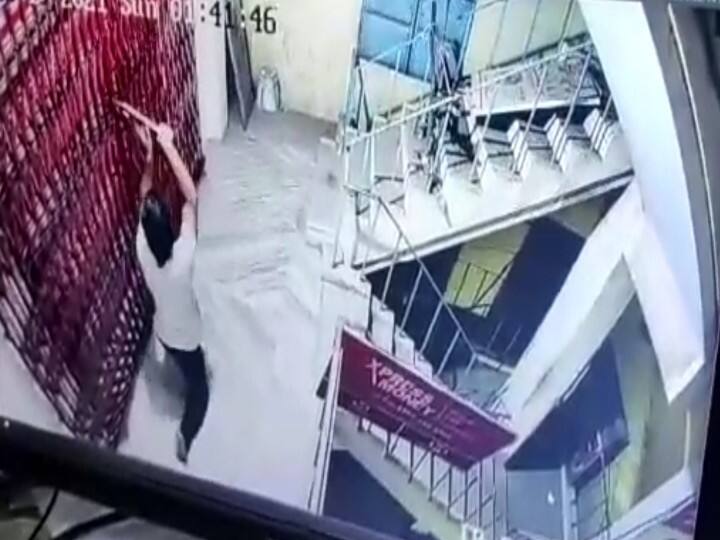 Chennai: Attempt to break bank lock and steal in Vyasarpadi - 2 arrested for sounding the alarm வங்கி பூட்டை உடைத்தபோது அடித்த அலாரம் - தப்பியோடும் போது சிக்கிய நேபாளிகள்