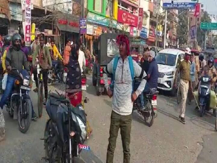 Bihar News: सड़क पर रोकी बाइक तो भड़का ट्रैफिक पुलिस कर्मी, डंडा मारकर फोड़ दिया CRPF जवान का सिर