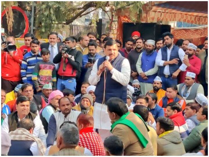 Aam Aadmi Party MP Sanjay Singh reached among the farmers protesting in Noida ann Noida News: नोएडा में प्रदर्शन कर रहे किसानों की बीच पहुंचे AAP सांसद संजय सिंह, सरकार से की ये मांग