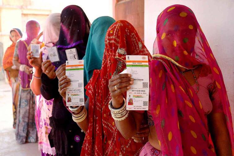 Why the move to link Aadhaar to voter ID is getting issued, know in details Aadhaar to voter ID Link | சீர்திருத்தமா? ஜனநாயக மீறலா? ஆதார்-  வாக்காளர் அட்டை இணைப்பில் எதிர்ப்பு எழுவது ஏன்?
