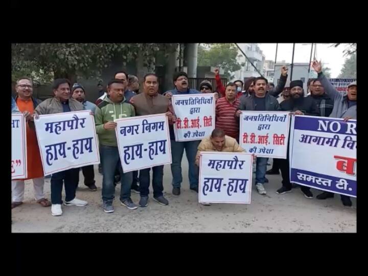 Moradabad Uttar Pradesh Residents of colony protest against municipal corporation development authority announce boycott elections ANN Moradabad News: सड़क न बनने से नाराज लोगों ने विधानसभा चुनावों को लेकर दे दी ये बड़ी चेतावनी