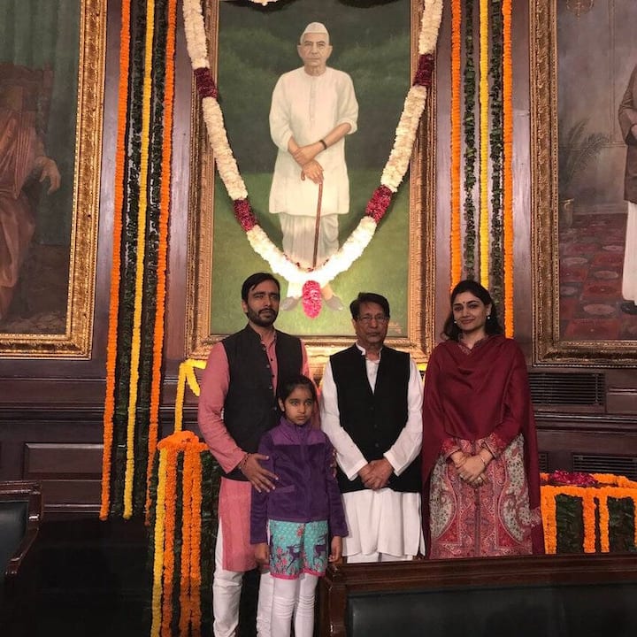 जयंत चौधरी राष्ट्रीय लोकदल के अध्यक्ष हैं. उनके परिवार में तीन पीढ़ियों से लोग राजनीति में हैं. जयंत के पिता अजीत सिंह कई दफे केंद्र सरकार में रहे. अजीत सिंह के पिता और जयंत चौधरी के दादा चौधरी चरण सिंह देश के बड़े नेता थे. वह यूपी के सीएम और देश के पीएम पद पर रहे थे.