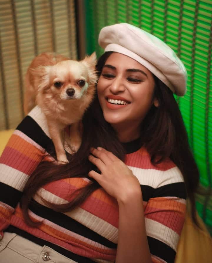 என்ன நீயும் கேட்டாலே முத்தங்களை நான் கேட்பேன் முத்தங்கள் தந்தாலே மொத்தம் நீ கேட்ப