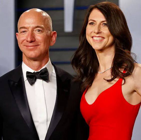 World Most Expensive Divorces: ਜੇਫ ਬੇਜੋਸ ਈ-ਕਾਮਰਸ ਕੰਪਨੀ ਐਮਾਜ਼ਾਨ ਦੇ ਮੁਖੀ ਹਨ। ਸਾਲ 2019 'ਚ ਪਤਨੀ ਮੈਕੇਂਜੀ ਨਾਲ ਉਨ੍ਹਾਂ ਦਾ ਤਲਾਕ ਹੋ ਗਿਆ ਸੀ। ਫਿਰ ਸਾਬਕਾ ਵਿਦਿਆਰਥੀ ਹੋਣ ਦੇ ਨਾਤੇ, ਉਸ ਨੂੰ ਐਮਾਜ਼ਾਨ ਦੇ ਕੁੱਲ ਸ਼ੇਅਰ ਵਿਚ 4 ਪ੍ਰਤੀਸ਼ਤ ਹਿੱਸਾ ਲੈਣਾ ਪਿਆ, ਮਤਲਬ ਕਿ ਲਗਭਗ 2 ਲੱਖ ਕਰੋੜ ਰੁਪਏ ਆਪਣੀ ਪਤਨੀ ਨੂੰ ਦੇਣੇ ਪਏ।