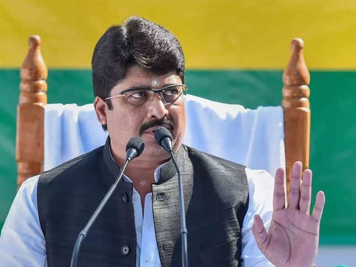 राजा भैया यूपी के चर्चित नेता हैं. वह कुंडा से लगातार छह बार विधायक रहे हैं. निर्दलीय चुनाव जीतने वाले राजा भैया के 4 बच्चे हैं.