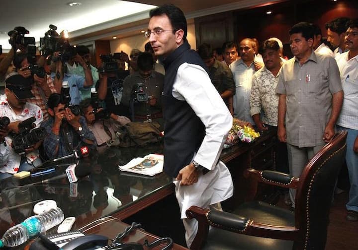 जितिन प्रसाद के परिवार के भी कई सदस्य राजनीति में सक्रिय रहे. सालों तक कांग्रेस में रहने वाले जितिन प्रसाद केंद्र में मंत्री थे. उनके पिता जितेंद्र प्रसाद भी कांग्रेस की सरकार में मंत्री रहे. जितिन प्रसाद के चाचा जयेंद्र प्रसाद भी चर्चित राजनेता रहे हैं. 