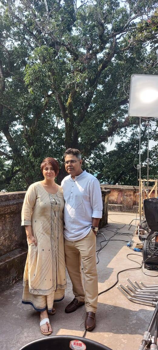 দুর্গোৎসবের প্রেক্ষাপটে না বলা কিছু অভিমানী কথার মনকেমনের গল্প বলবে 'বিজয়ার পরে'। প্রত্যেক সাধারণ মানুষের জীবনেই কিছুই না বলা কথা থাকে। কেউ সময়ের অভাবে বলতে পারেন না তো কেউ শোনার মানুষের অভাবে বলে উঠতে পারেন না। দৈনন্দিন জীবনের সেই সকল অলকানন্দা, আনন্দ, মৃন্ময়ী, মিজানুরের গল্পই শোনা যাবে নতুন পরিচালক অভিজিৎ শ্রী দাসের আগামী ছবি 'বিজয়ার পরে... autumn flies'-এ।