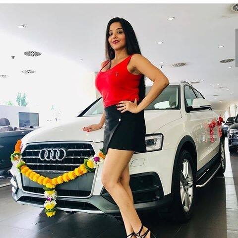 मोनालिसा भोजपुरी की चर्चित अभिनेत्री हैं. अब वह भोजपुरी के अलावा साउथ फिल्म इंडस्ट्री में भी काफी एक्टिव हैं. मोनालिसा के पास ऑडी की Q3 30 TFSI कार है.