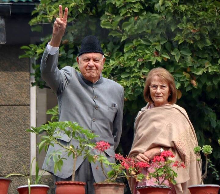 फारूक अब्दुल्ला कश्मीर के शाही परिवार से संबंध रखते हैं. उनकी शादी मौली अब्दुल्ला से हुई है. मौली ब्रिटेन की रहने वाली हैं. वह साधारण परिवार से संबंध रखती थीं.