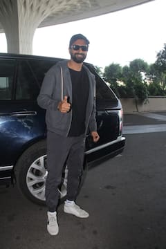 शादी के लड्डू खाने के बाद बैक टू पवेलियन हुए Vicky Kuashal, एयरपोर्ट पर कूल अंदाज में बधाई लेते दिखे एक्टर