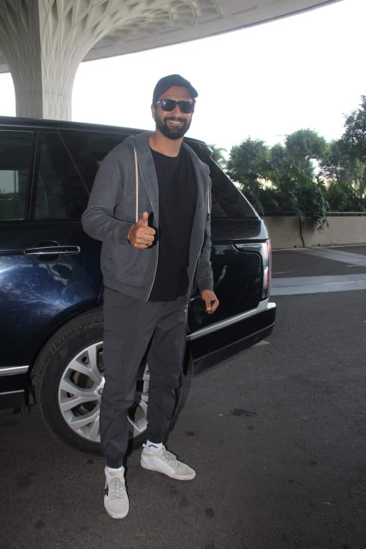 इसी बीच सोमवार को एक्टर विक्की कौशल (Vicky Kaushal) को इंदौर जाते हुए एयरपोर्ट पर स्पॉट किया गया. जहां पैपराजी ने हैंडसम हंक विक्की कौशल को शादी की बधाइयां भी दी.