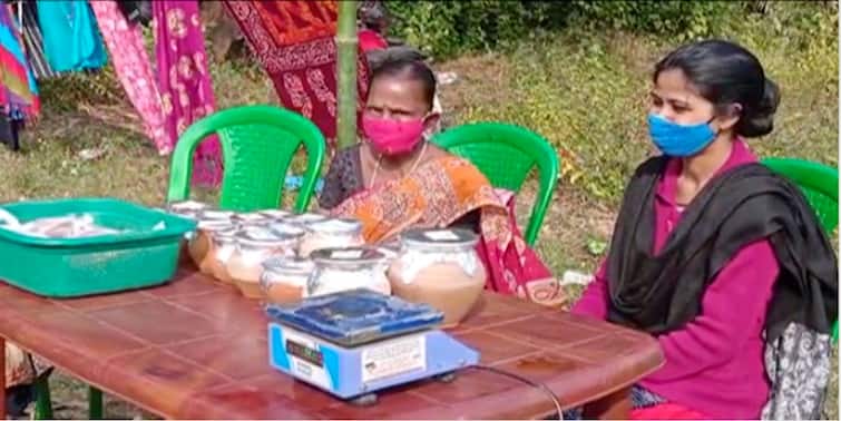 Birbhum local TMC leaders accused of stealing money from Santiniketan Women Self-Help scheme of government Birbhum News: ক্রেতার দেখা নেই, শুধু ঋণের বোঝাই বাড়ছে, বোলপুরের কর্মতীর্থ হাটে প্রমাদ গুনছেন মহিলারা