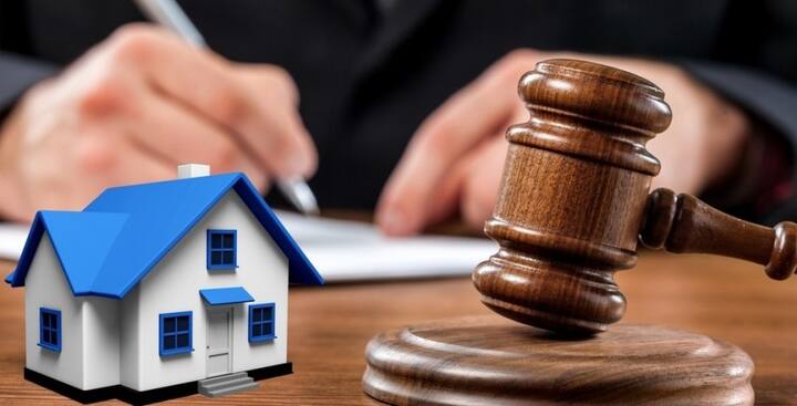 आपको बता दें बहुत से लोग बैंक से प्रापर्टी के लिए लोन लेते हैं, लेकिन किन्ही कारणों से वह अपना लोन नहीं चुका पाते हैं तो उन सभी लोगों की जमीन को या फिर प्लॉट को बैंक के द्वारा कब्जे में ले लिया जाता है. बैंकों की ओर से समय-समय पर इस तरह की प्रापर्टी की नीलामी की जाती है. इस नीलामी में बैंक प्रापर्टी बेचकर अपनी बकाया राशि वसूल करता है.