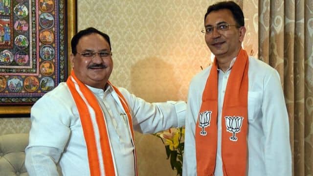 जितिन प्रसाद - कांग्रेस के पुराने चेहरों में शुमार जितिन प्रसाद ने लंबी राजनीतिक पारी के बाद कांग्रेस का साथ छोड़ने का ऐलान किया था. जितिन का परिवार भी लंबे वक्त से कांग्रेस से जुड़ा रहा था. लेकिन अब उन्होंने बीजेपी ज्वाइन की और वो यूपी सरकार में मंत्री के तौर पर काम कर रहे हैं.