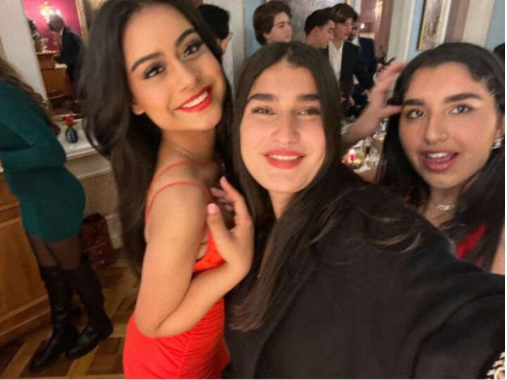 Nysa Devgn Photos: दोस्तों के साथ पार्टी करतीं नजर आईं Ajay Devgn और Kajol की बेटी Nysa, रेड ड्रेस में ग्लैमरस लुक ने बटोरी सुर्खियां