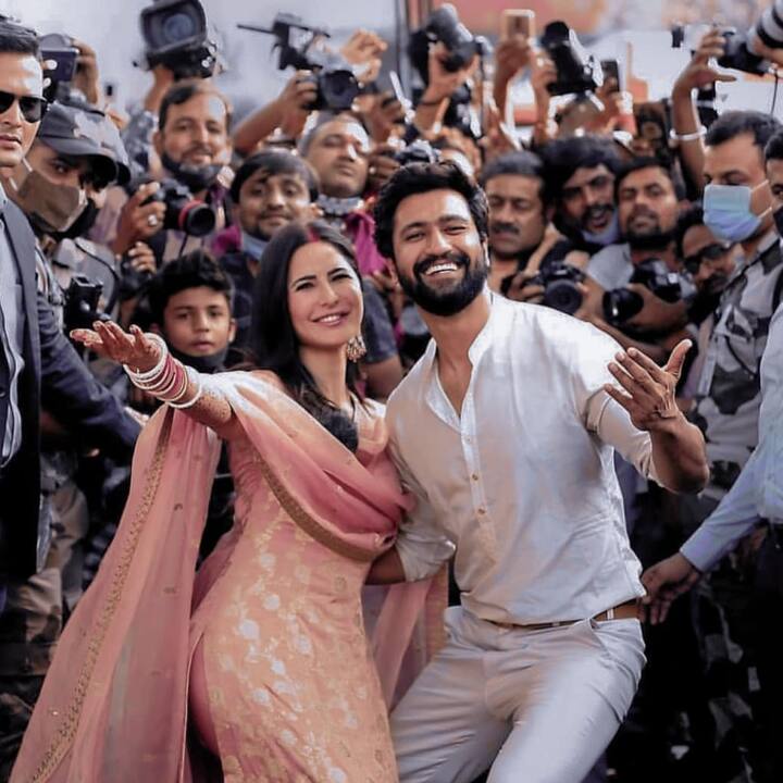 शादी के बाद जब कैटरीना कैफ (Katrina Kaif) पहली बार ससुराल यानि हनीमून के बाद मुंबई लौटीं तो पीच और गोल्डन कलर के सूट पहने, हाथों में चूड़ा पहने और मांग में सिंदूर लगाए अपने पोस्ट वेडिंह ब्राइल लुक से हर किसी का दिल जीत लिया था.