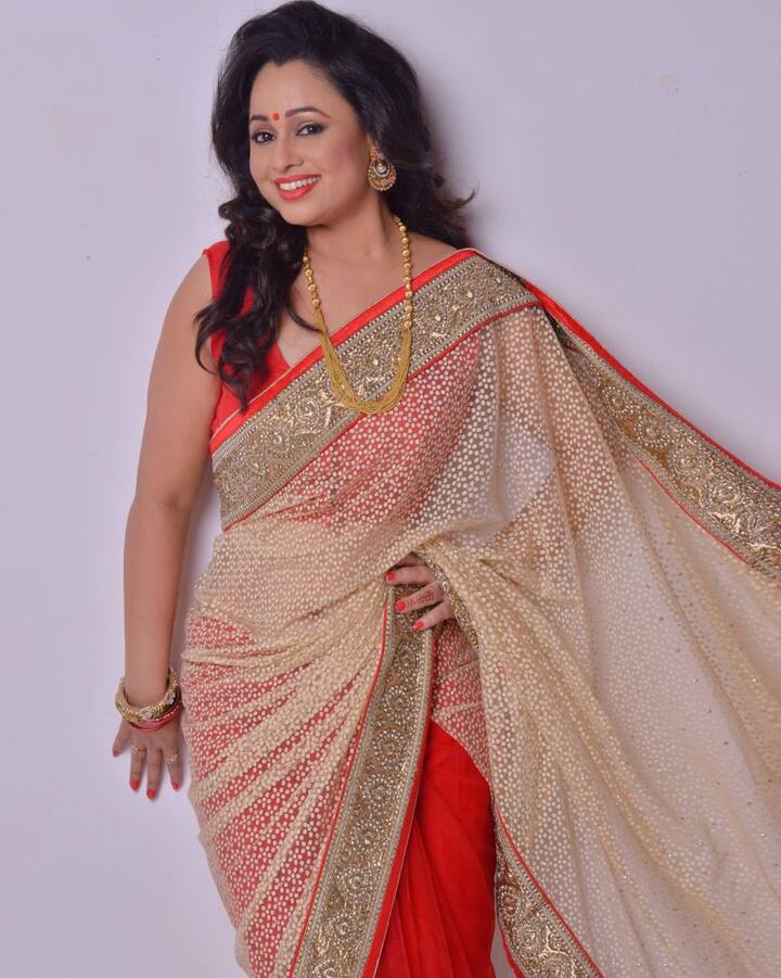 मुंबई की रहने वालीं सोनालिका जोशी असल जिंदगी में काफी स्टाइलिश भी हैं और अपने परिवार के साथ खुलकर जिंदगी जीती हैं. (फोटो – सोशल मीडिया)