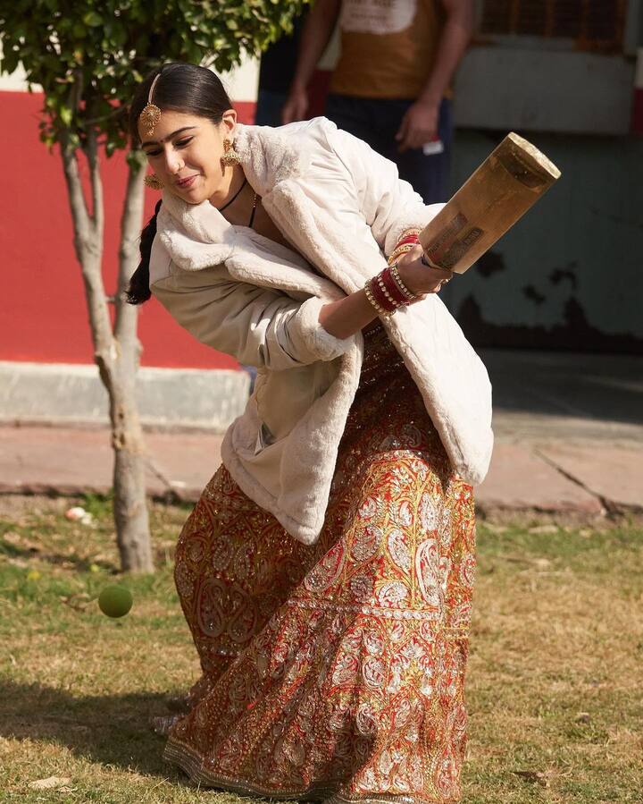 या फोटोमध्ये ऑरेंज कलरचा लेहेंगा घालून सारा क्रिकेट खेळताना पाहायला मिळतेय. (सौजन्य - सारा अली खान इंस्टाग्राम)