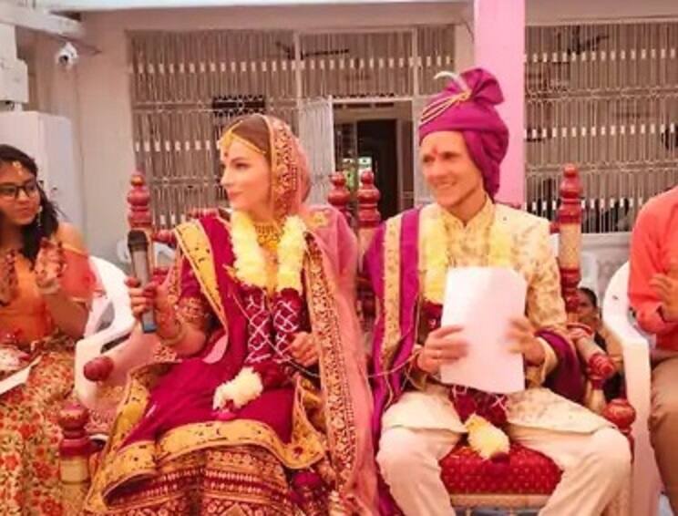 Himmatnagar : germany young man marriage with russian girl with hindu ceremony in sakroda village ગુજરાતના આ નાના ગામડામાં જર્મનીના યુવકે રશિયાની યુવતી સાથે હિન્દુ વિધિથી કર્યા લગ્ન, જાનૈયા બન્યા ગુજરાતીઓ, જાણો વિગતે
