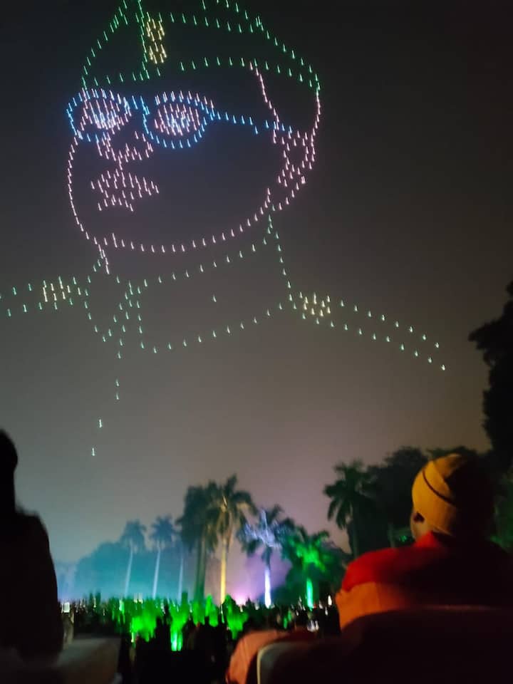 बता दें कि इस ड्रोन शो में लेजर लाइट के जरिए प्रथम भारतीय स्वाधीनता संग्राम सन 1857 से लेकर सन 1947 तक की गाथा दिखाई गई थी. इसके लिए एक साथ 500 ड्रोनों से म्यूजिक, लेजर लाइट और रंग-बिरंगी कलाबाजियों को प्रस्तुत किया गया.