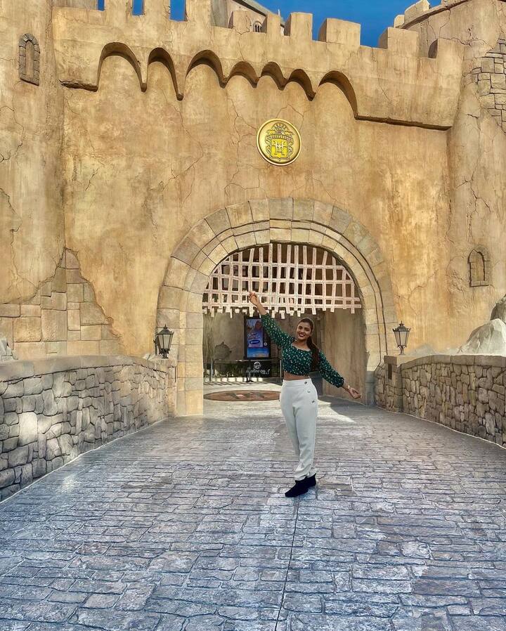 என் சிரிப்பில் பாதி என் துயரில் பாதி பகிர்ந்து நீ அருந்துகிறாயே