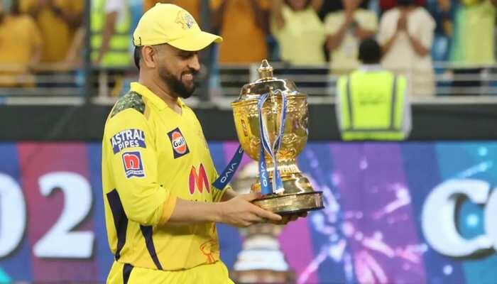बताते चलें कि धोनी ने क्रिकेट में कदम रखने से पहले रेलवे में टिकट कलेक्टर की नौकरी की थी. तभी रेलवे की तरफ से उनका चयन घरेलू क्रिकेट टूर्नामेंट के लिए हुआ. फिर वहां से धोनी के करियर ने उड़ान भरी और पहला टी-20 विश्वकप जीतने के बाद उन्होंने 2011 में भारत को विश्व चैंपियन भी बनाया था.