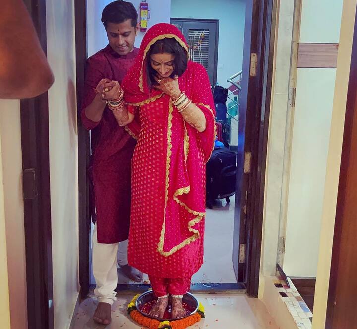 अपने पति नील भट्ट (Neil Bhatt) का हाथ थामकर ऐश्वर्या शर्मा (Aishwarya Sharma) ने अपने ससुराल में कदम रखा.