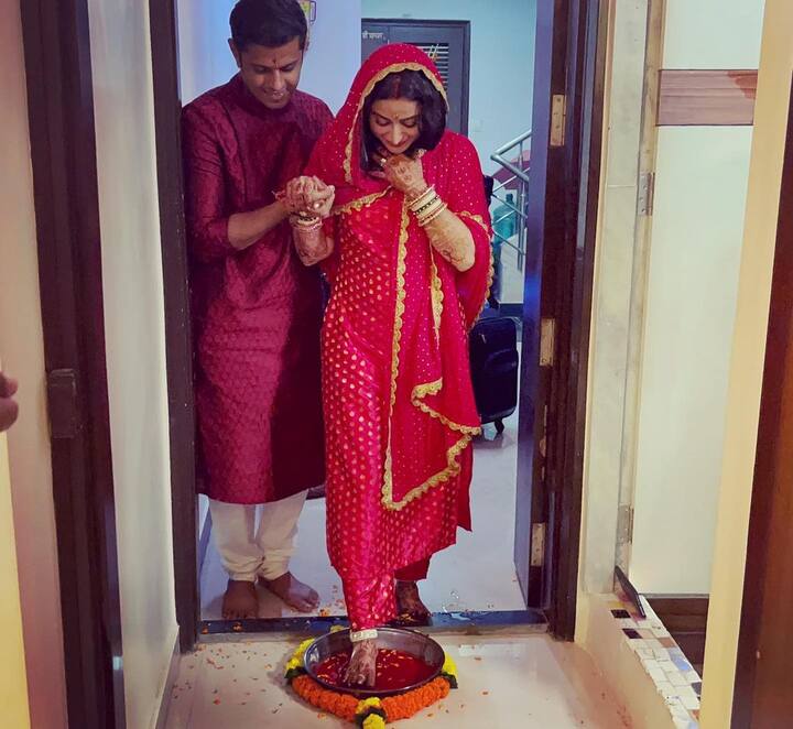 ससुराल में ऐश्वर्या शर्मा (Aishwarya Sharma) का स्वागत बहुत ही शानदार तरीके से हुआ है. इस दौरान उन्होंने सभी रीति-रिवाजों को पूरा किया.