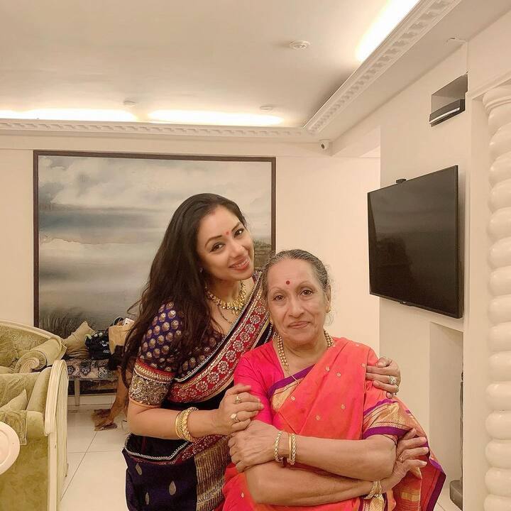 रुपाली गांगुली ने अपने घर को शानदार सोफे से सजाया है. घर में एक बड़ा सा टेलीविजन भी देखा जा सकता है.